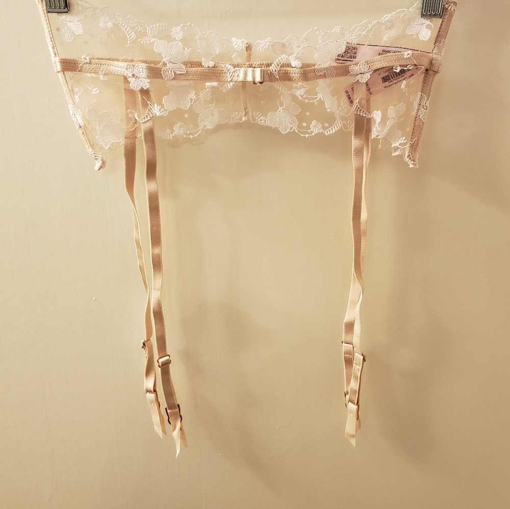 New Victoria's Secret garter belt - Picture 5 of 10